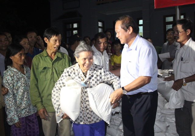 Tình cảm của Bộ trưởng Trương Minh Tuấn dành tặng những phần quà ý nghĩa cho người dân vùng lũ Quảng Bình