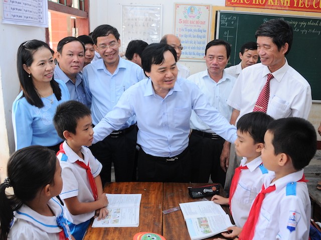 Bộ trưởng Phùng Xuân Nhạ chia sẻ động viên học sinh Quảng Bình vượt qua khó khăn để tiếp tục học tập