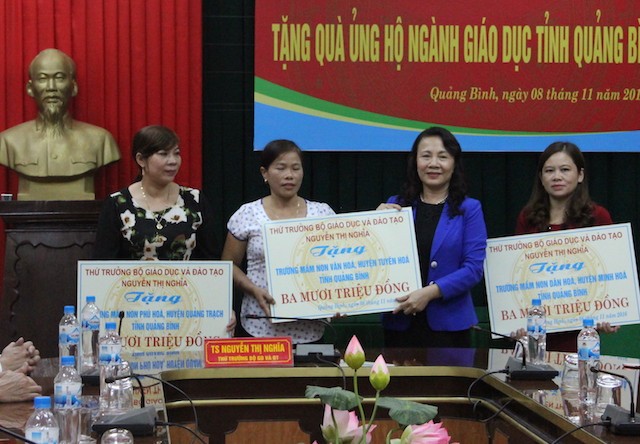 Thứ trưởng Bộ GD&ĐT Nguyễn Thị Nghĩa tặng quà hỗ trợ cho các trường mầm non  tỉnh Quảng Bình chịu thiệt hại nặng nề trong hai đợt lũ vừa qua