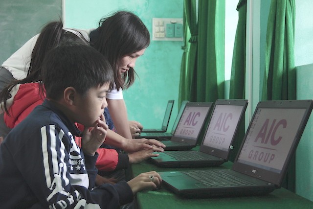 Học sinh trường Tiểu học số 2 Quảng Văn làm quen với máy tính xách tay được trao tặng