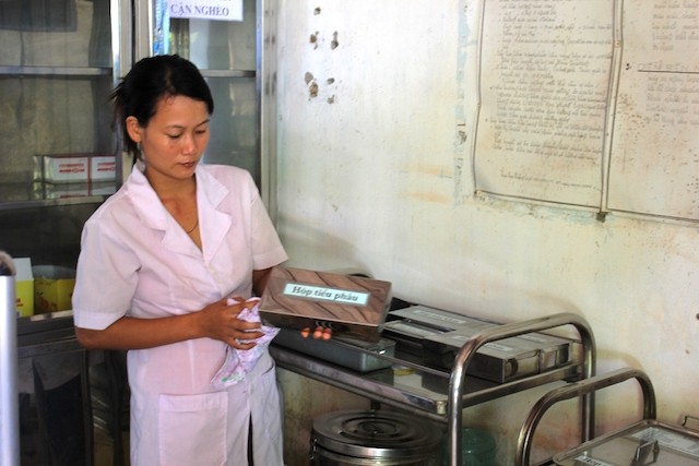 Nhân viên y tế xã làm vệ sinh dụng cụ y tế để phục vụ việc khám chữa bệnh cho người dân.