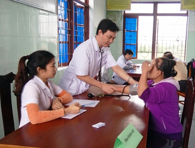 Ông Nguyễn Đức Cường - Giám đốc Sở Y tế tỉnh Quảng Bình - trực tiếp thăm khám cho bà con vùng lũ.