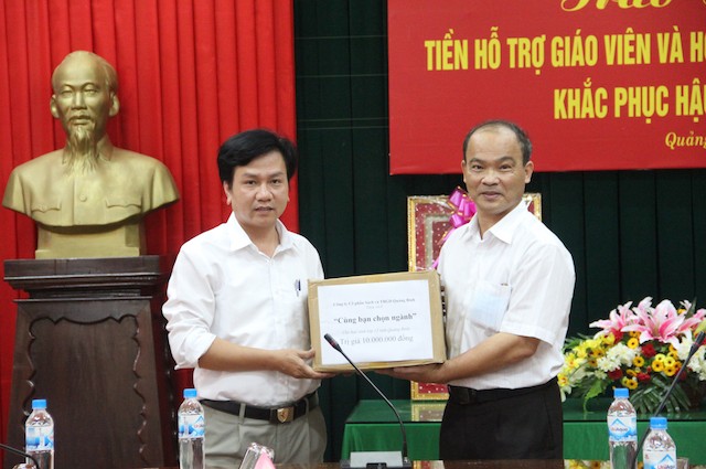 Ông Nguyễn Quốc Huy trao tặng cẩm nang "Cùng bạn chọn ngành" cho đại diện Sở GD&ĐT tỉnh Quảng Bình.