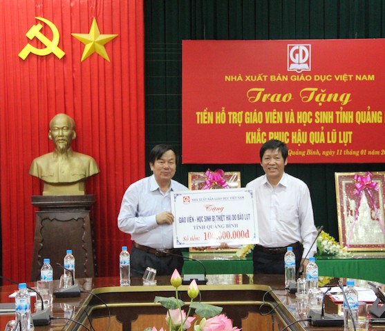Đại diện lãnh đạo Nhà xuất bản Giáo dục Việt Nam tại Đà Nẵng trao tặng 100 triệu đồng hỗ trợ giáo viên và học sinh Quảng Bình.