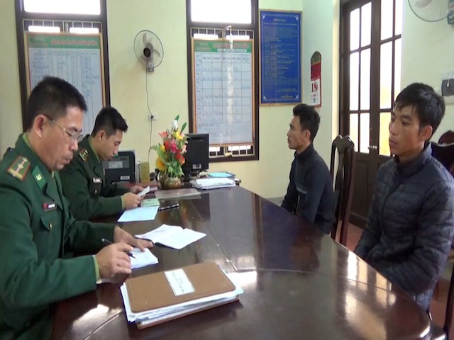 Bộ đội Biên phòng làm việc với những người liên quan đến việc ném mìn tự chế để đánh bắt cá trên vùng biển Quảng Bình