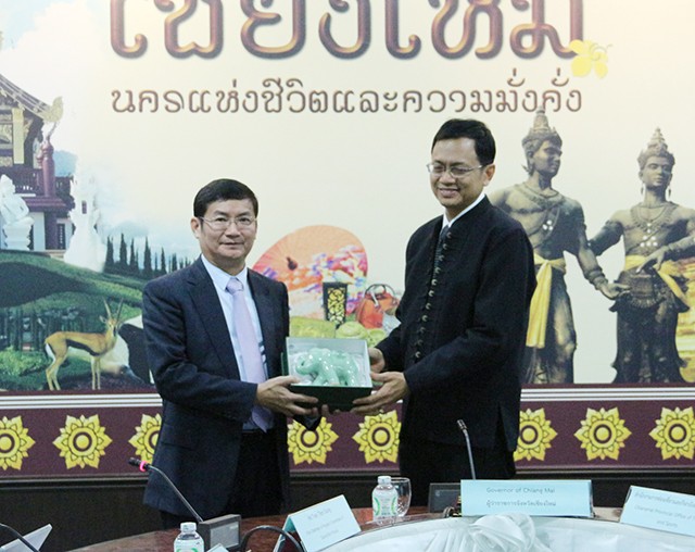 Ông Pravin Chăm nị Prạ Sạt, tỉnh trưởng tỉnh Chiang Mai (Thái Lan) và ông Trần Tiến Dũng, phó chủ tịch UBND tỉnh Quảng Bình sau những thống nhất về việc mở đường bay thẳng Chiang Mai - Đồng Hới