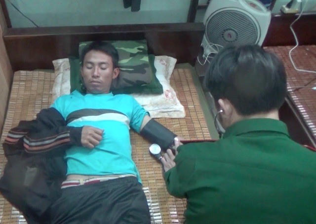 Quân y Bộ đội biên phòng tỉnh Quảng Bình đang kiểm tra sức khoẻ của ngư dân
