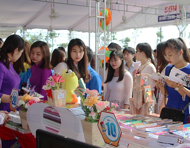 Có rất nhiều bạn trẻ hưởng ứng "Ngày Sách Việt Nam" được tổ chức tại Quảng Bình