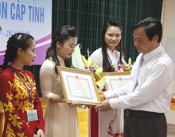 Ông Đinh Quý Nhân -
Giám đốc Sở GD&ĐT tỉnh Quảng Bình - trao giải nhất cho các giáo viên mầm non đạt giải 