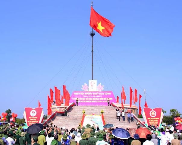 Lễ thượng cờ thống nhất non sông tại kỳ đài Hiền Lương (Quảng Trị) vào sáng 30/4.