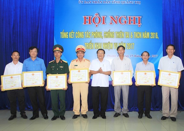 Khen thưởng các cá nhân, tập thể có thành tích trong công tác chống thiên tai và tìm kiếm cứu nạn năm 2016 của tỉnh Quảng Trị 