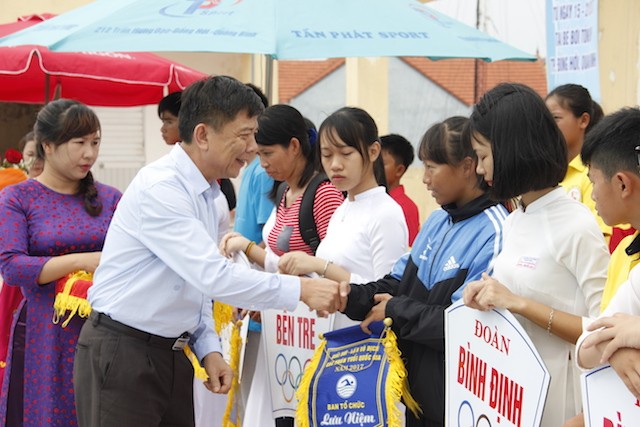 Ông Nguyễn Hữu Hoài - Chủ tịch UBND tỉnh Quảng Bình - tặng cờ lưu niệm cho các đơn vị tham gia giải đấu.