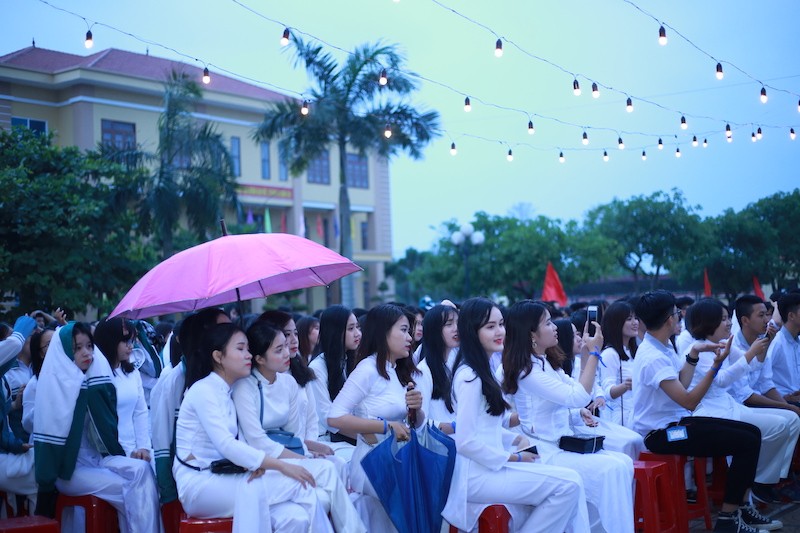 Học sinh khoá 2014-2017 THPT chuyên Võ Nguyên Giáp trong ngày chia tay ra trường.