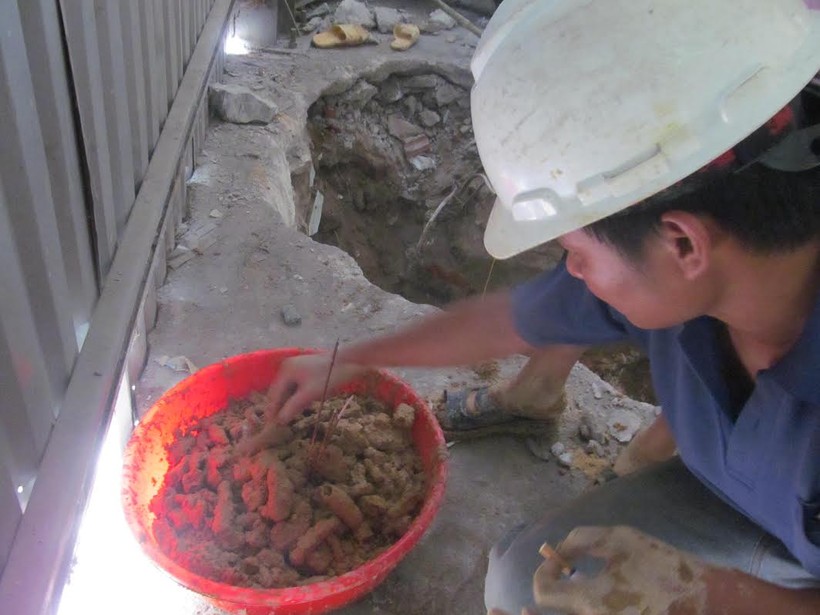 Những mẫu xương vỡ vụn và không còn nguyên vẹn tìm thấy tại nhà anh Phong ở phường Quảng Thuận Thị xã Ba Đồn (Quảng Bình)