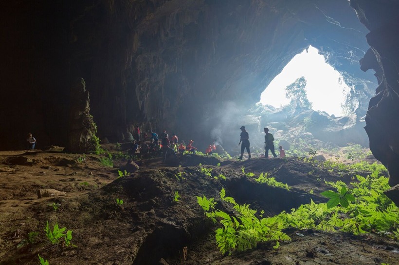 Du lịch thám hiểm hang động tour Tú Làn tại Quảng Bình (Ảnh do Oxalis Adventure Tours cung cấp).