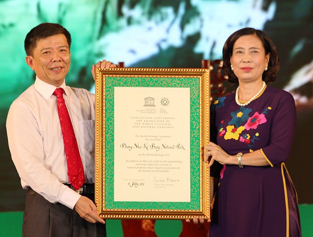 Ông Nguyễn Hữu Hoài (trái), Chủ tịch UBND tỉnh Quảng Bình tại lễ đón nhận bằng Di sản 2 của UNESCO trao cho Vườn Quốc gia Phong Nha - Kẻ Bàng.