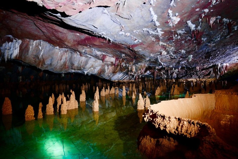 Quảng Bình được mệnh danh là "Vương quốc Hang Động" với rất nhiều hang động đẹp nổi tiếng thế giới. Hang Va - ảnh do Oxalis Adventure Tours cung cấp