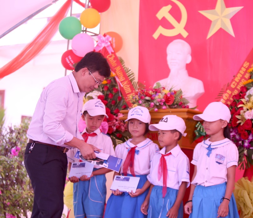 Đại diện VNPT huyện Lệ Thủy trao tặng quà cho học sinh khó khăn trường TH Mai Thủy nhân dịp khai giảng năm học mới.