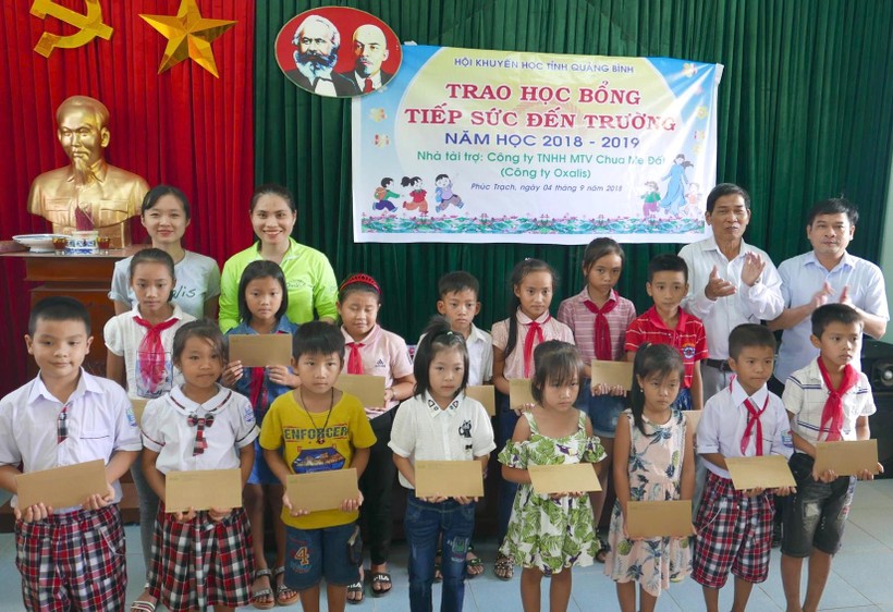Đại diện Công ty TNHH MTV Chua Me Đất trao học bổng "Tiếp sức đến trường" cho học sinh xã Sơn Trạch (Bố Trạch- Quảng Bình).