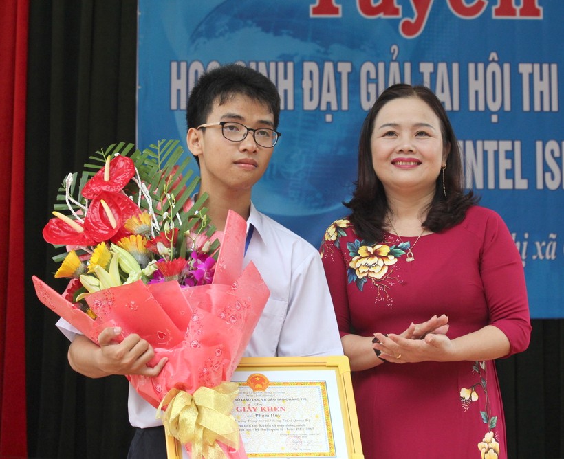 Lãnh đạo sở GD&ĐT tỉnh Quảng Trị tặng thưởng cho em Phạm Huy, học sinh xuất sắc giành giải 3 tại hội thi KHKT Quốc tế với đề tài "cánh tay robot"