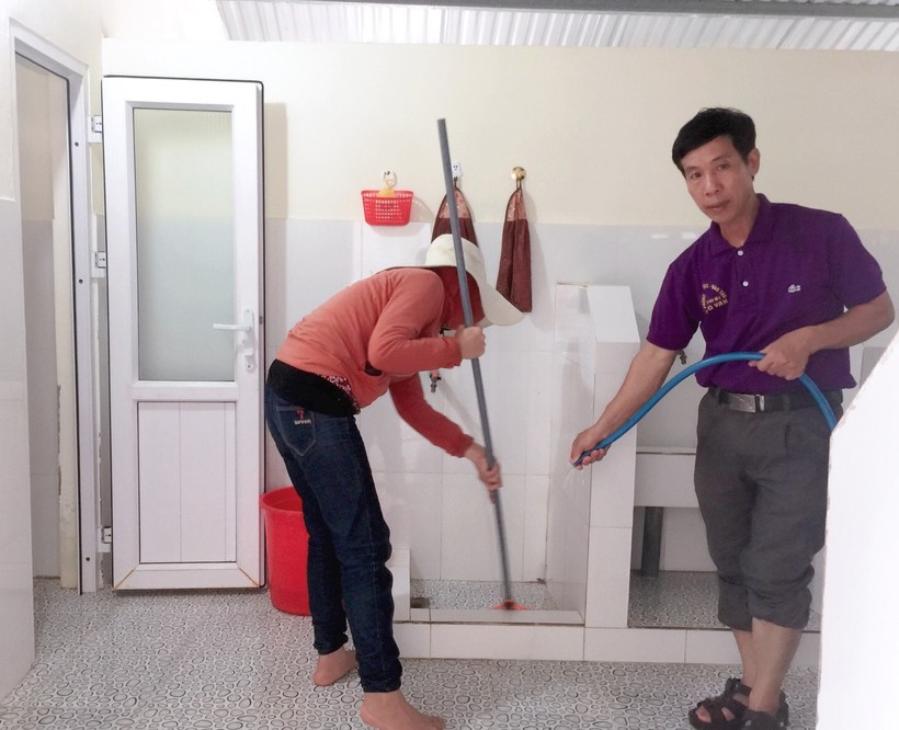 Nhà vệ sinh dành cho học sinh của Trường tiểu học số 2 Quảng Văn luôn được các cô giáo chăm chút lau chùi khô ráo, sạch sẽ.