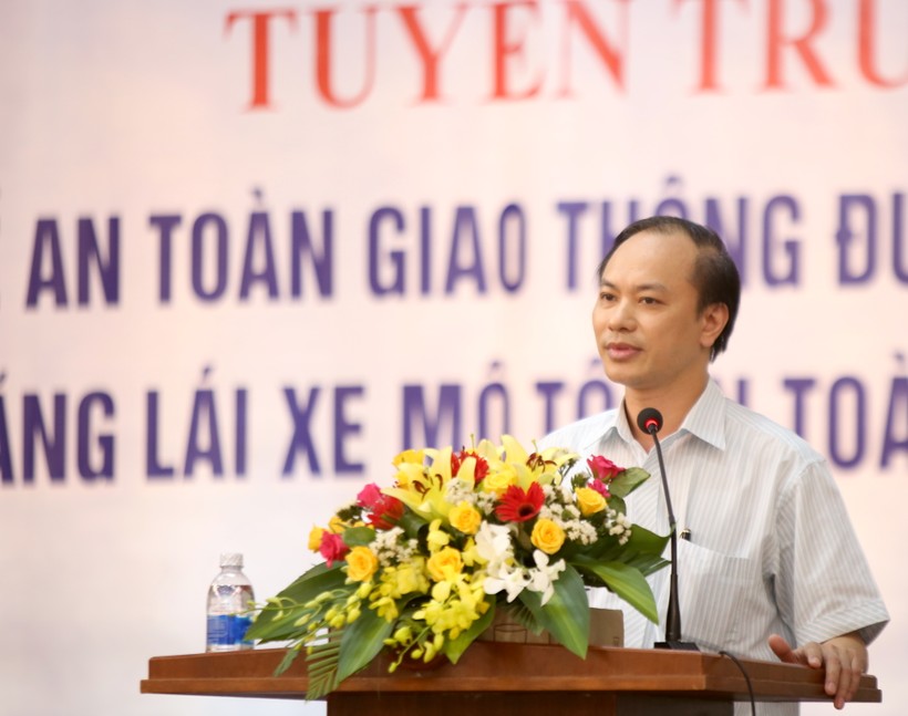 Ông Dương Văn Bá, Phó Vụ trưởng Vụ Giáo dục Chính trị và công tác học sinh sinh viên Bộ GD&ĐT phát biểu tại lễ khai mạc tập huấn pháp luật về  ATGT cho học sinh THPT tại tỉnh Quảng Bình.