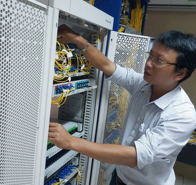 Nhân viên kỷ thuật VNPT Quảng Bình kiểm tra đấu nối thiết bị tại trung tâm Viễn Thông.