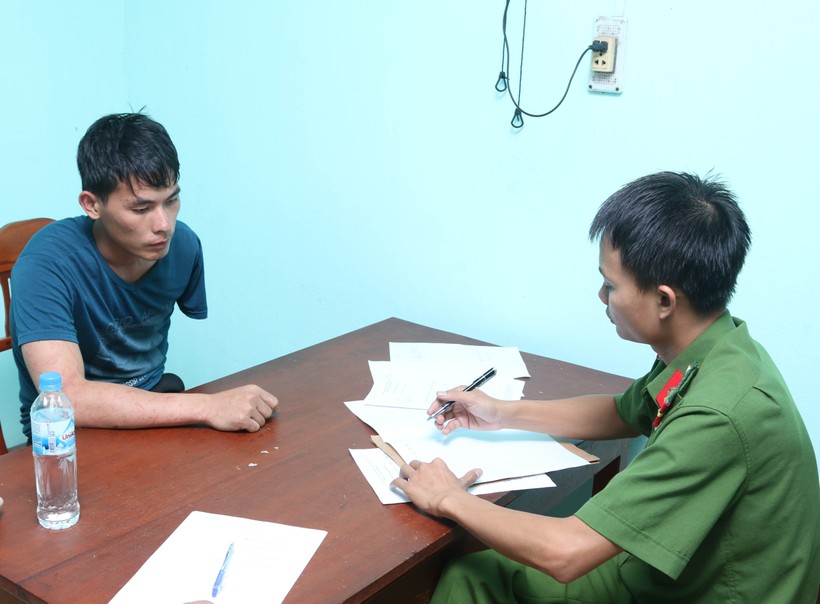 Đối tượng người Lào tại cơ quan điều tra Công an tỉnh Quảng Bình.