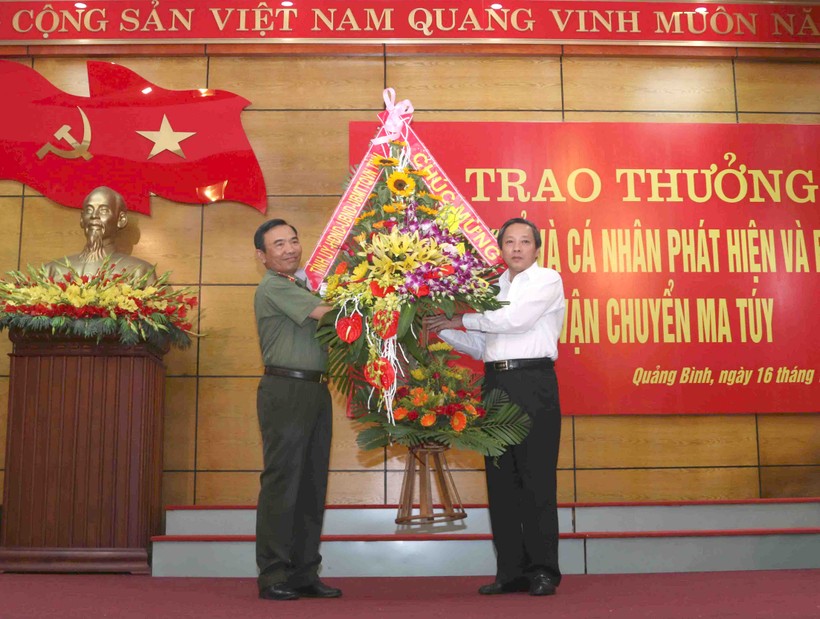 Ông Hoàng Đăng Quang, Bí thư tỉnh uỷ tỉnh Quảng Bình tặng hoa chúc mừng lực lượng Công an tỉnh Quảng Bình vì đã có những chiến công xuất sắc.