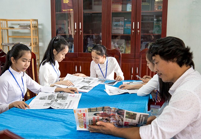 Sách báo trong thư viện trường học là một trong những kênh thông tin giúp giáo viên và học sinh tiếp cận những đường lối chủ trương của Đảng và Nhà nước cùng chỉ đạo của ngành