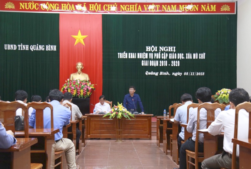Toàn cảnh hội nghị đánh giá công tác phổ cập giáo dục xoá mù chữ do tỉnh Quảng Bình tổ chức.