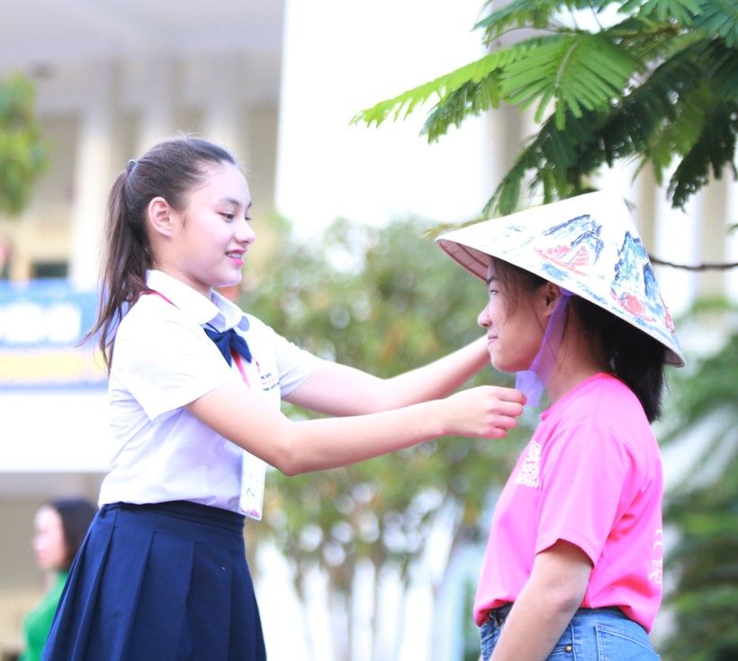 Học sinh hệ thống giáo dục Chu Văn An tặng nón lá cho học sinh trường Yisun (Singapore)