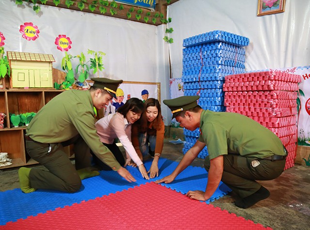 Đại diện báo GD&TĐ tại Quảng Bình cùng những tấm lòng thiện nguyện chung tay hỗ trợ thảm xốp lót nền cho các phòng học của trường MN vùng biên giới rẻo cao.