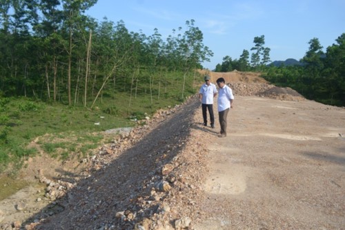 Đường vào vùng sản xuất thôn Lâm Khai xã Hoá Hợp tại thời điểm chưa hoàn thành nhưng bị lập khống chứng từ lên đến gần 200 triệu đồng để rút tiền của nhà nước.