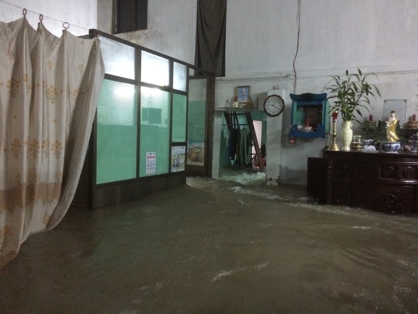 Trận mưa lớn đã khiến nước tràn vào nhà dân ở vùng thấp trũng tại Tp. Đông Hà tỉnh Quảng Trị