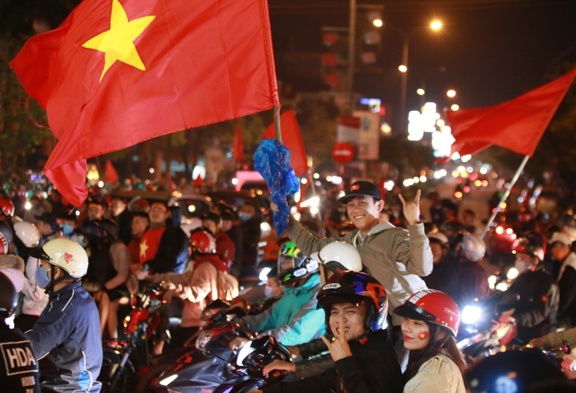 Người dân Quảng Bình đổ ra đường ăn mừng chiến thắng của đội tuyển bóng đá Việt Nam sau trận chung kết AFF Cup 2018