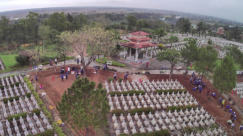 Học sinh THPT trồng cây tại nghĩa trang Liệt sĩ Quốc gia Đường 9 (Đông Hà - Quảng Trị)
