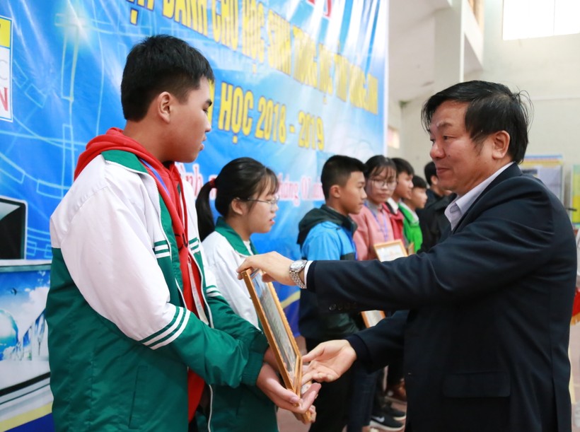 Ông Trần Đình Nhân, Phó Giám đốc Sở GD&ĐT tỉnh Quảng Bình trao giấy khen cho học sinh có đề tài đạt giải nhất.