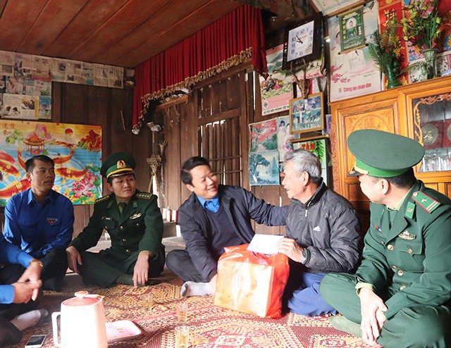 Đại diện các đơn vị tặng quà cho gia đình chính sách tại huyện Lệ Thuỷ trong chương trình "Xuân biên giới - Tết hải đảo" do Tỉnh đoàn Quảng Bình tổ chức.