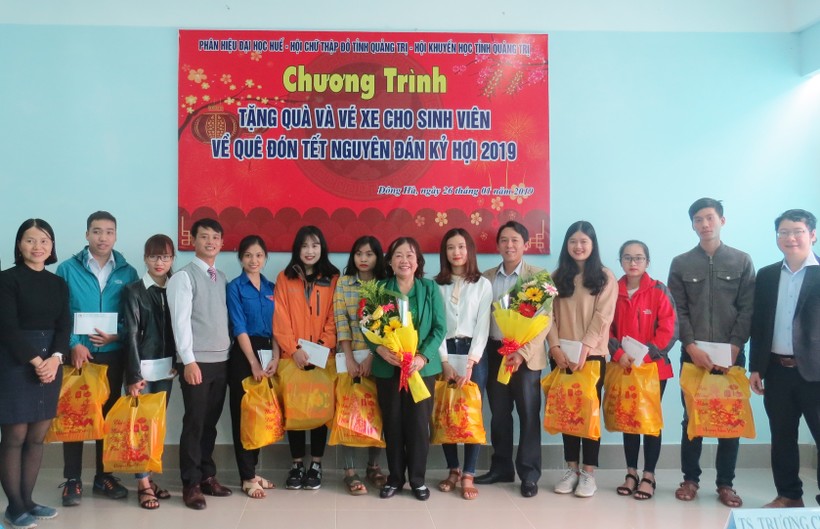 Sinh viên có hoàn cảnh khó khăn theo học tại Phân hiệu Đại học Huế tại Quảng Trị được hỗ trợ trong dịp Tết cổ truyền của dân tộc,