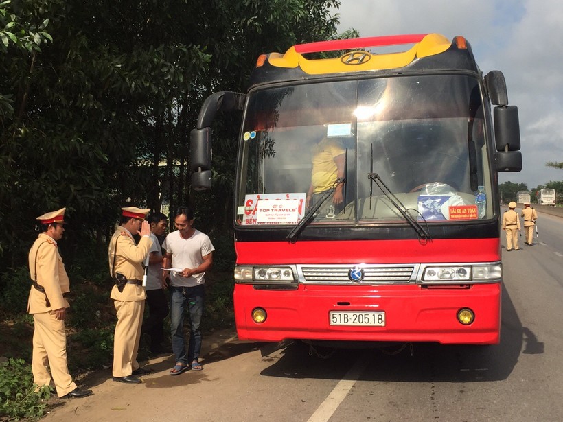 Lực lượng CSGT công an tỉnh Quảng Bình tăng cường kiểm tra xe khách trên tuyến QL1A 