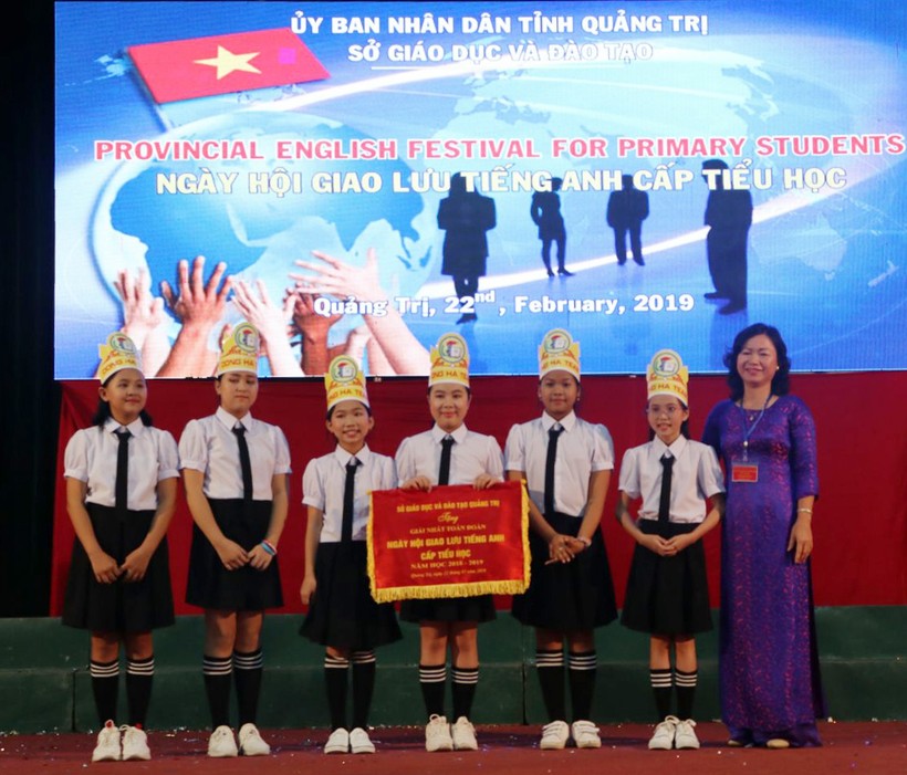 Bà Nguyễn Thị Thu Thuỷ, phó Giám đốc Sở GD&ĐT tỉnh Quảng Trị trao giải cho các đơn vị đạt giải.