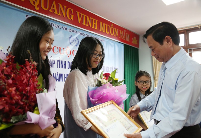 Ông Đinh Quý Nhân, giám đốc Sở GD&ĐT tỉnh Quảng Bình trao thưởng cho những học sinh đạt giải nhất cuộc thi.