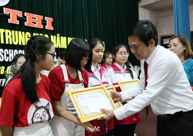 Ông Hoàng Xuân Thuỷ, Phó giám đốc sở GD&ĐT tỉnh Quảng Trị trao giải cho các học sinh.