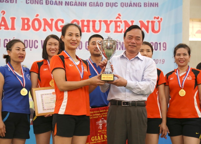 Ông Đinh Quý Nhân, giám đốc Sở GD&ĐT trao cờ, cúp vô địch cho đội bóng chuyền nữ trường THPT Quang Trung vô địch khối trực thuộc Sở.