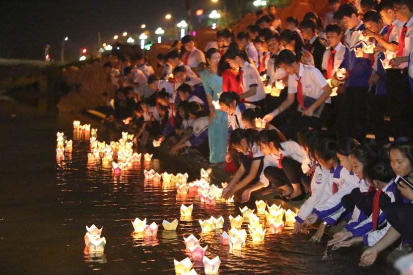 Học sinh Thị xã Quảng Trị thả đèn hoa đăng tri ân các anh hùng liệt sĩ tại dòng sông Thạch Hãn