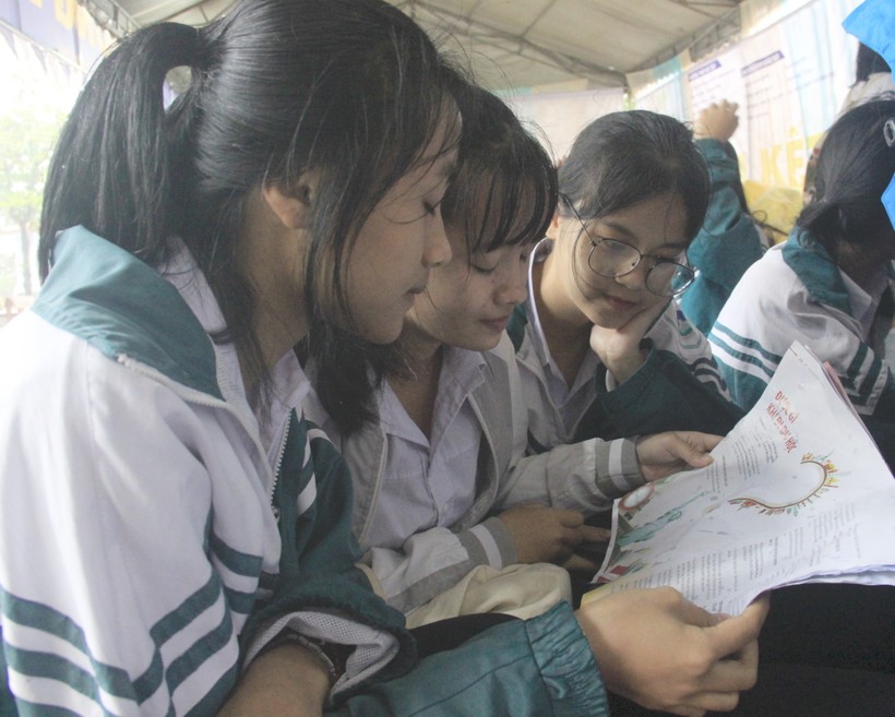 Học sinh THPT của tỉnh Quảng Trị tiếp cận thông tin tuyển sinh của trường Đại học Huế.