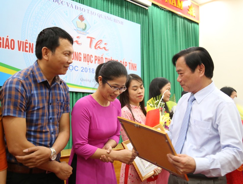 Ông Đinh Quý Nhân, giám đốc Sở GD&ĐT tỉnh Quảng Bình tặng giấy khen cho giáo viên đạt giải nhất của cuộc thi.