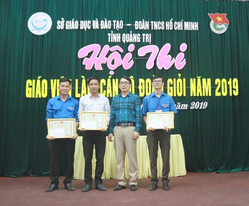 Ông Mai Huy Phương, phó giám đốc Sở GD&ĐT tỉnh Quảng Trị trao giấy khen cho những giáo viên làm cán bộ Đoàn giỏi tại buổi tổng kết hội thi.