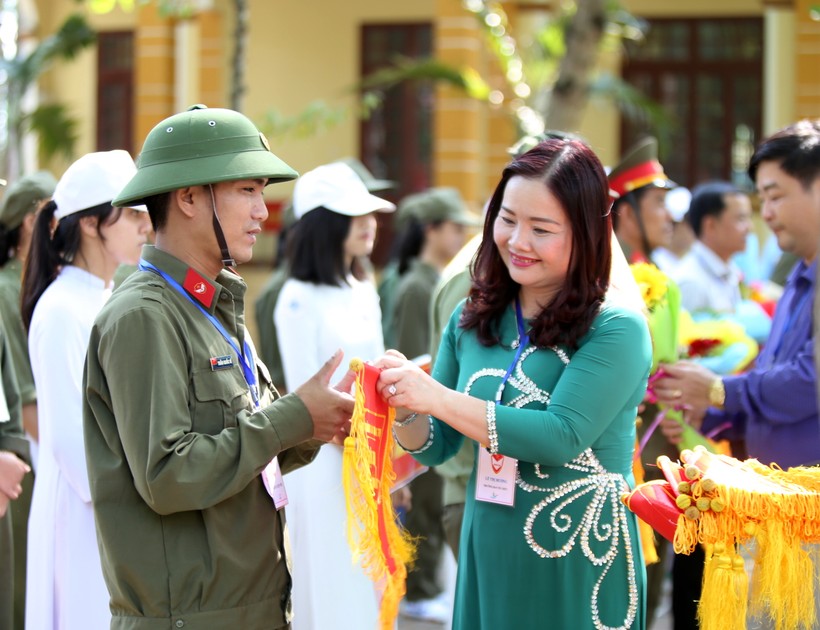 TS. Lê Thị Hương, giám đốc Sở GD&ĐT tỉnh Quảng Trị tặng cờ lưu niệm cho đơn vị tham gia hội thao giáo dục QP-AN
